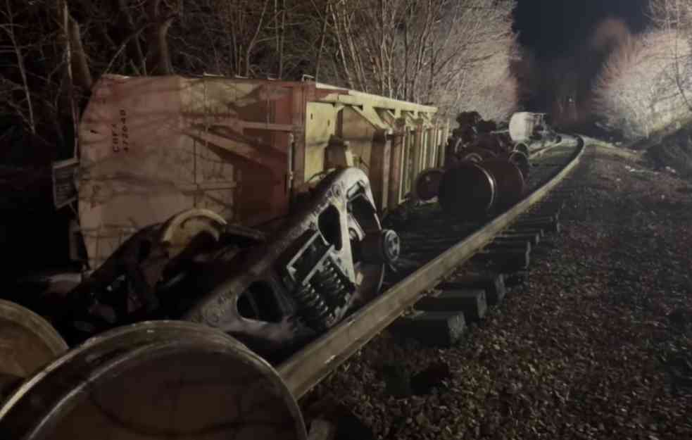 UŽAS U NJUJORKU:  Deset vagona voza iskočilo iz šina, dva pala u reku (VIDEO)