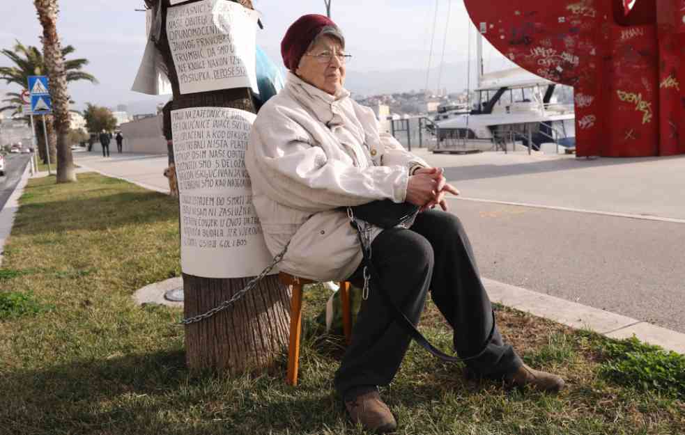 OČAJNA ŽENA (77) SE VEZALA LANCIMA ZA DRVO "Ne mičem se odavde, svi su isplaćeni osim mene!" (FOTO, VIDEO)