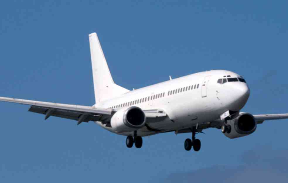 HOROR U AVIONU! KRV NA SVE STRANE: Putnici gledali kako čovek umire!