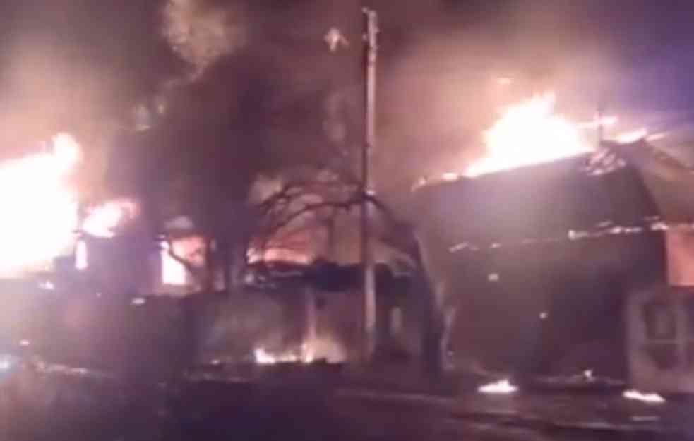 UŽAS U HARKOVU! PORODICE ŽIVE IZGORELE POSLE NAPADA: Rusija digla u vazduh skladište nafte, vatra se proširila na okolne kuće! (VIDEO, FOTO)
