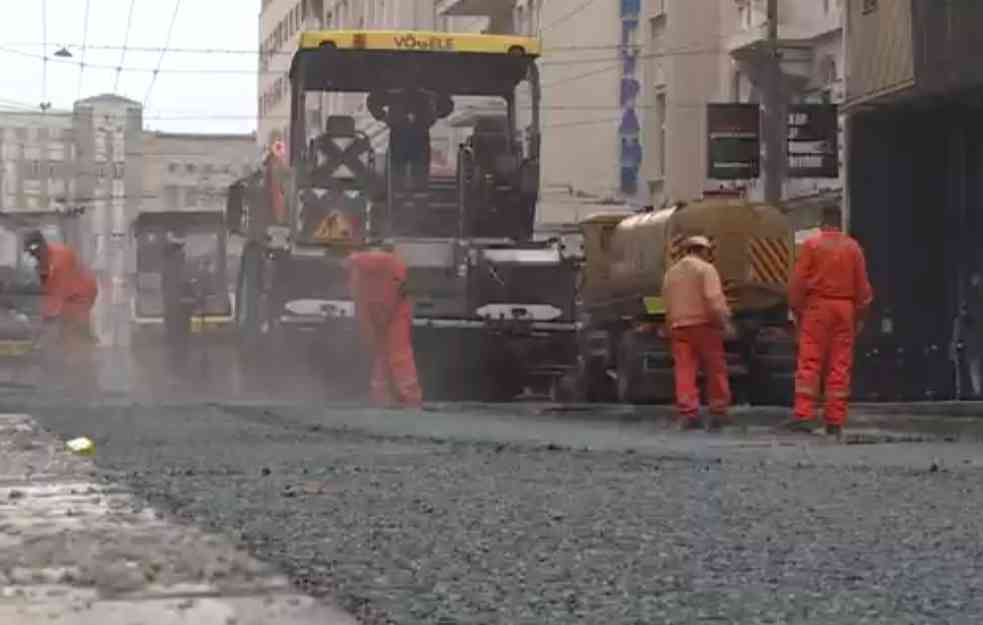 SKANDALOZNA  AFERA U BEOGRADU: Vesićeve NAJBOLJE KOCKE vađene i prevrtane najmanje tri puta! Sad stavljaju asfalt
