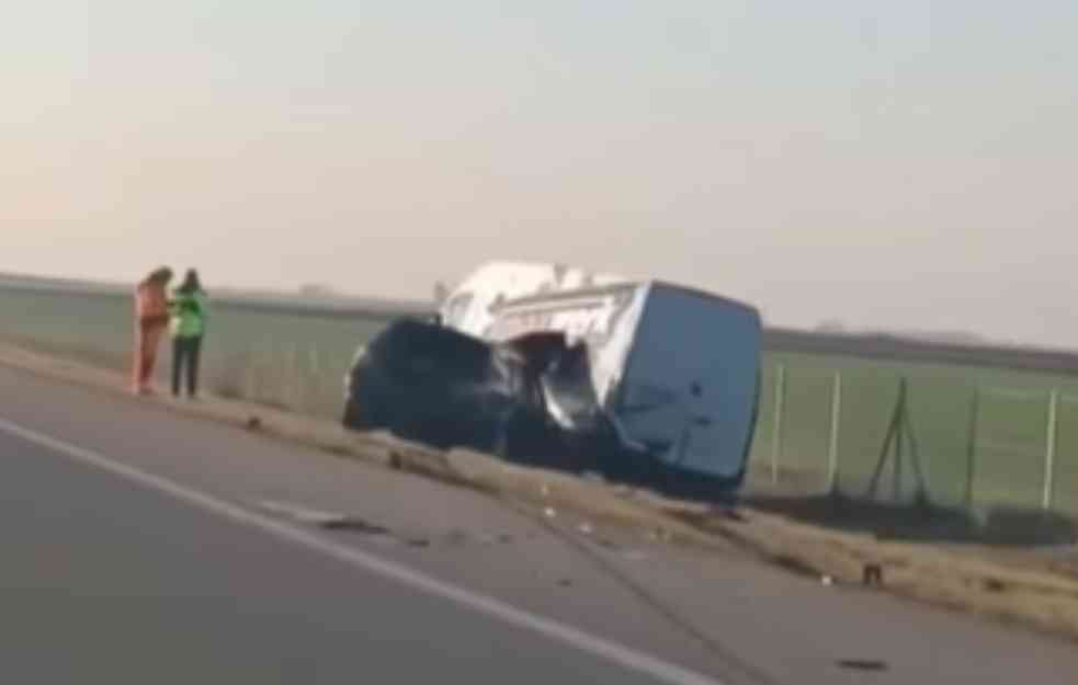 SAOBRAĆAJNA NESREĆA NA PUTU SUBOTICA-NOVI SAD:  Sudarili se kombi i automobil, oba vozila sletela s puta (VIDEO)