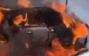 IZGOREO AUTOMOBIL NA ZVEZDARI: Vatra progutala vozilo, dim kulja na sve strane (VIDEO)