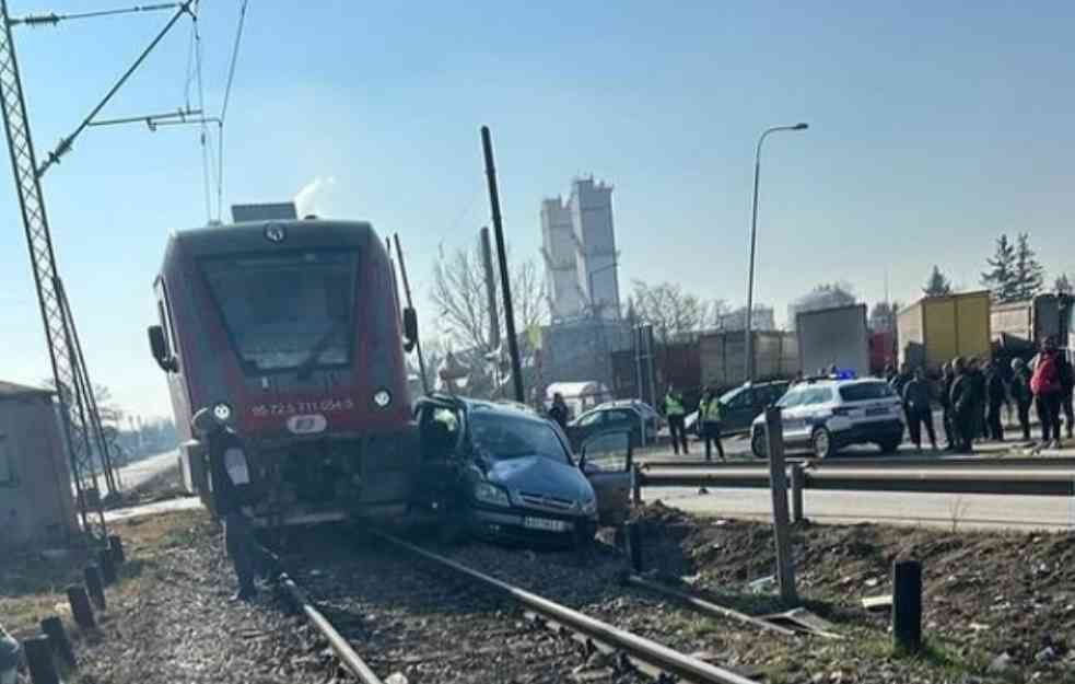  Detalji nesreće kod Smedereva: ČETIRI OSOBE POVREĐENE, u udesu učestvovala dva vozila i voz (FOTO)