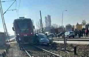  Detalji nesreće kod Smedereva: ČETIRI OSOBE POVREĐENE, u udesu učestvovala dva vozila i voz (FOTO)