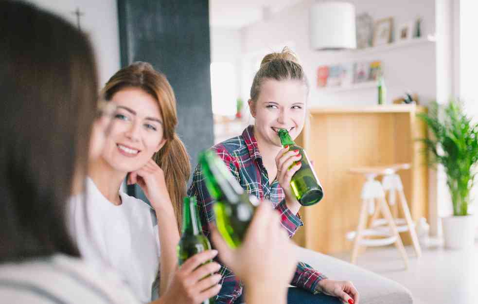 ŠTA DA RADE RODITELJI? Mladi "bindžuju" alkohol na žurkama – šta kada dete kući dolazi pijano?