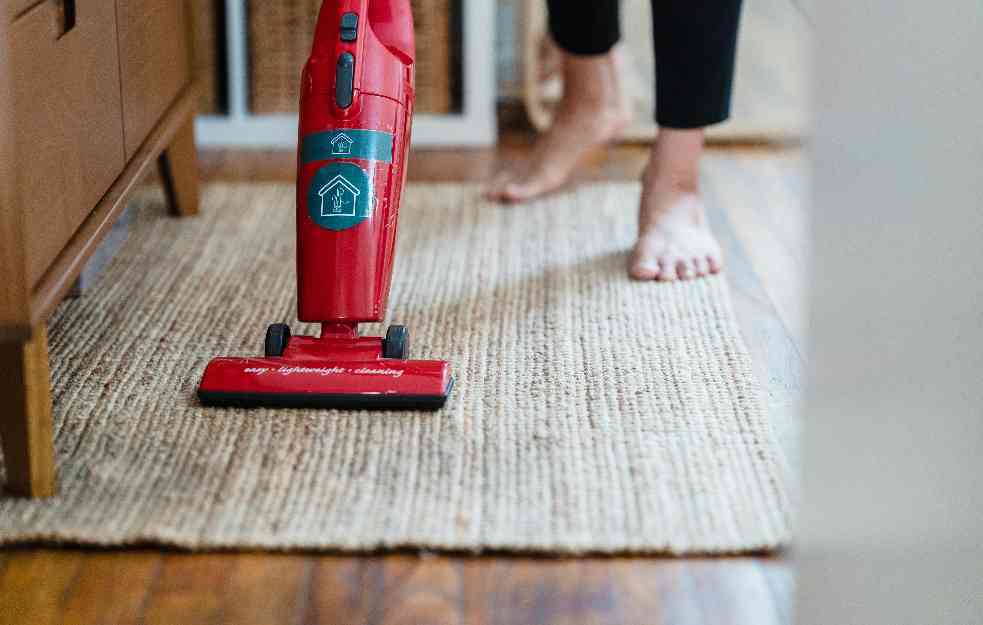 Evo nekoliko korisnih trikova kako da očistite tepih uz pomoč OMILJENOG PIĆA SRBA