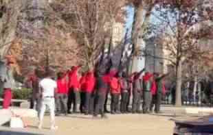 Neo<span style='color:red;'><b>nacisti</b></span> u Americi marširaju, a Bela kuća ćuti (VIDEO)
