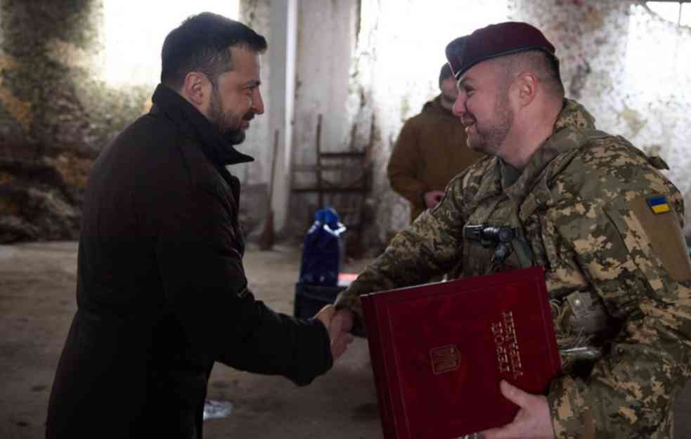 UKRAJINA GORI, ZELENSKI DELI ODLIKOVANJA: Ukrajinski predsednik uručio priznanja vojnicima koji brane Kupjansk (FOTO)