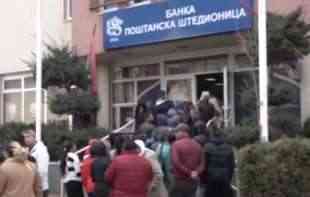 DRAMATIČNO STANJE ZA SRBE NA KOSMETU: Zbog <span style='color:red;'><b>uredbe</b></span> o dinaru meštani ne mogu da podignu socijalnu pomoć! (VIDEO)