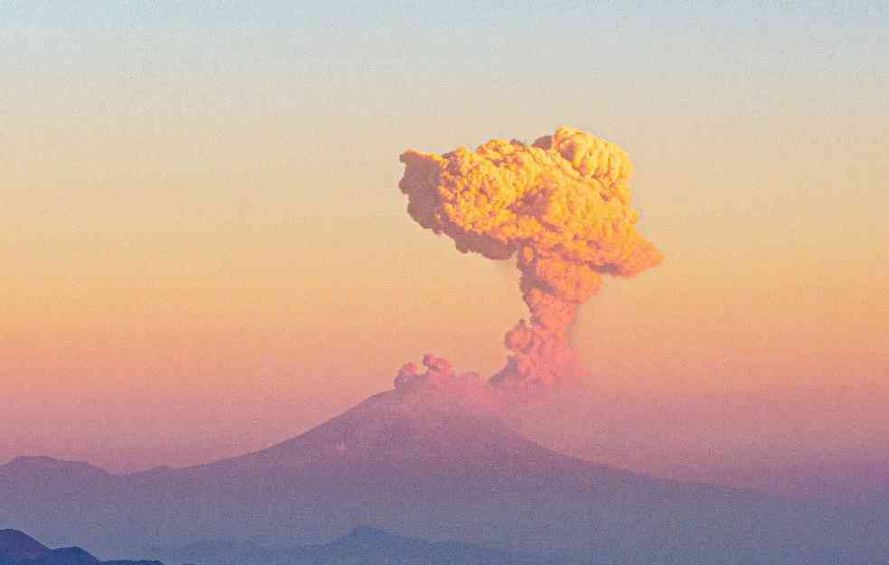 MEKSIKO PRED VULKANSKOM ERUPCIJOM! Popokatepetl izbacio oblak pepela i gasa 