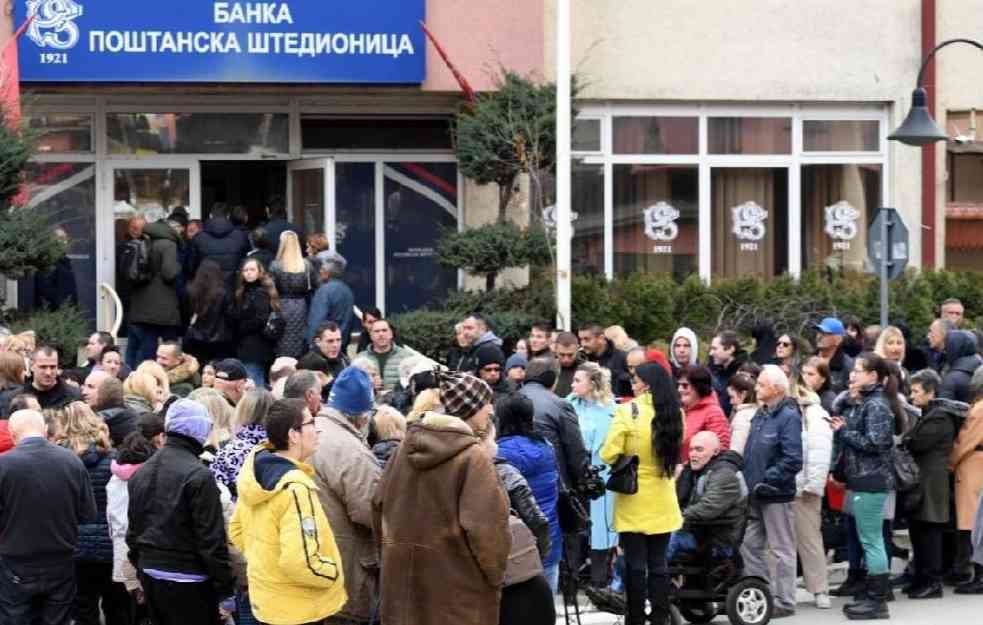 HAOS U KOSOVSKOJ MITROVICi: Osobe sa invaliditetom i roditelji dece sa smetnjama u razvoju čekaju na isplatu (FOTO)