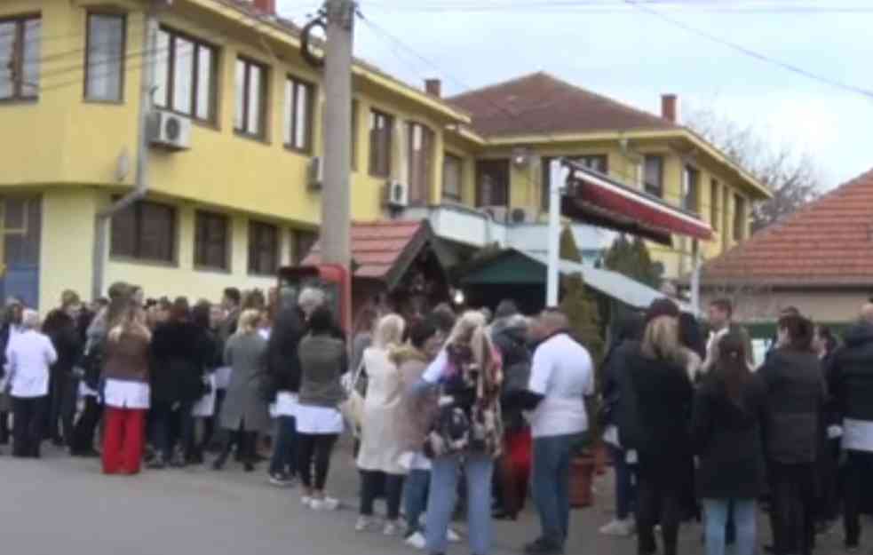 PROTEST SRBA U GRAČANICI! Zdravstveni radnici: Ugrožena nam je egzistencija, pacijenti posebno pogođeni (VIDEO)