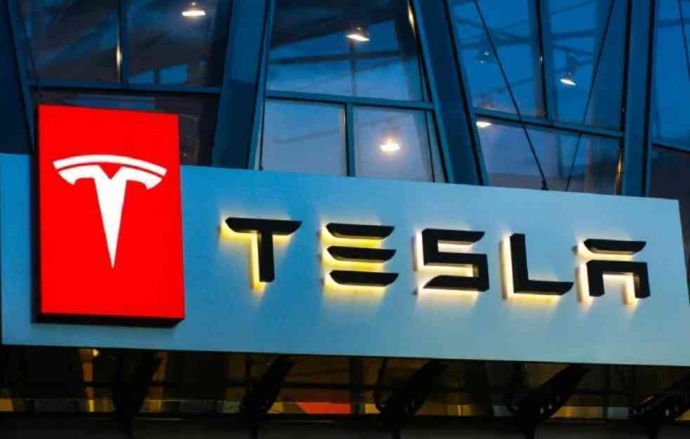 TESLA MORA DA AŽURIRA SOFTVER U 8.700 VOZILA: Ugrožena bezbednost vozača