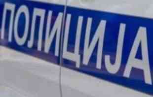 PUCAĆU TI U GLAVU! Raz<span style='color:red;'><b>bojnik</b></span> sa pištoljem ušao u prodavnicu u Beogradu pa ukrao 400.000 dinara