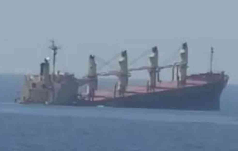 SVETU PRETI EKOLOŠKA KATASTROFA: Huti napali brod pun nafte koja ostavlja trag od 30 kilometara! (VIDEO)