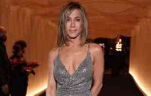 DŽENIFER ANISTON ZADALA DOMAĆI MLAĐIM <span style='color:red;'><b>KOLEGINICA</b></span>MA: Duge, vitke noge u prvom planu