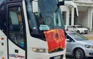EPARHIJA RAŠKO-PRIZRENSKA OSUDILA INCIDENT U PRIZRENU: Fizički nasrnuo na sveštenika, okačio zastavu terorističke „<span style='color:red;'><b>ovk</b></span>“ na autobus hodočasnika! (FOTO)