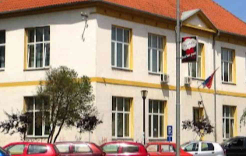 DEVOJČICA DONELA SEKIRU U ŠKOLI: Evo šta direktor kaže o nemilom događaju