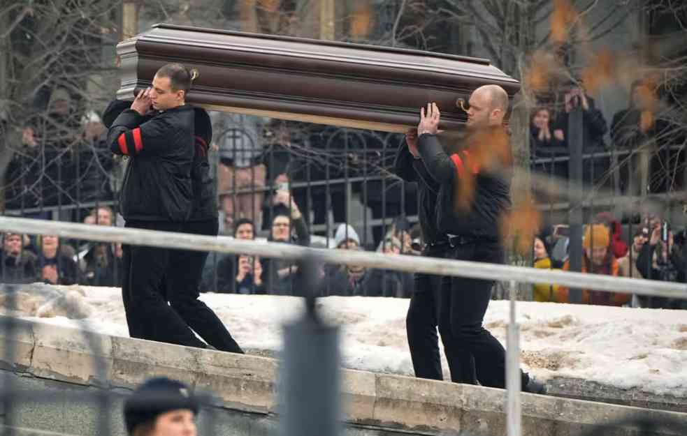 POTRESNA SCENA NA SAHRANI NAVALJNOG IZAZVALA MUK U KAPELI: Otvoren kovčeg, telo prekriveno cvećem (FOTO)