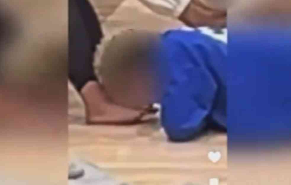 Odvratan prizor u školi: Učenici legli na pod i ližu jedni drugima stopala (VIDEO)