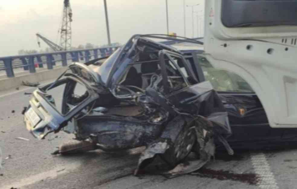 Teška saobraćajna nesreća kod Ostružnice: Vozila uništena, ima povređenih!