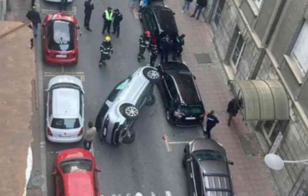 SVI U ČUDU KAKO JE OVO IZVEO: Prevrnuo se auto u Vlajkovićevoj ulici (FOTO)