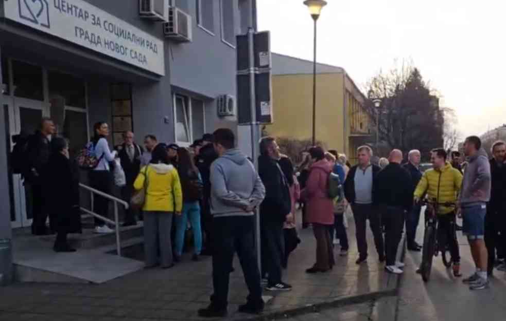 “DALJE RUKE OD NAŠE DECE!” Novi protest ispred Centra za socijalni rad u Novom Sadu za VRAĆANJE SINOVA MAJCI Ani Mihaljici