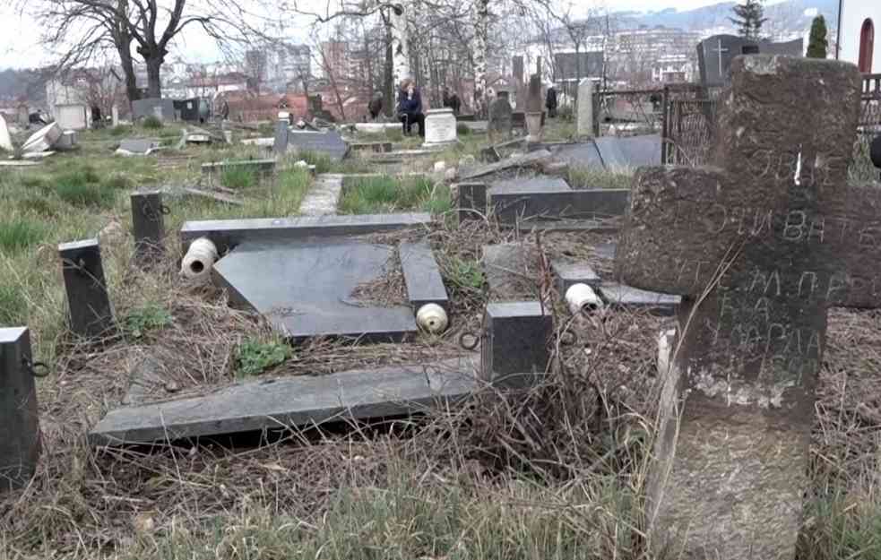 POTRESNE SCENE NA ZADUŠNICE NA KOSOVU I METOHIJI: Samo spomenik da vratim, da mogu da nađem svoju bebu (VIDEO, FOTO)