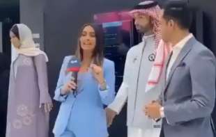 Neslavno predstavljanje: Saudijski robot Muhamed neprimereno dodirnuo <span style='color:red;'><b>novinar</b></span>ku (VIDEO)