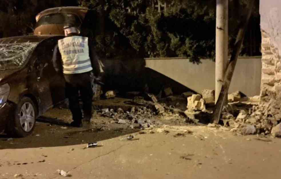 Beograd: Devojka se kolima zakucala u kuću (FOTO)