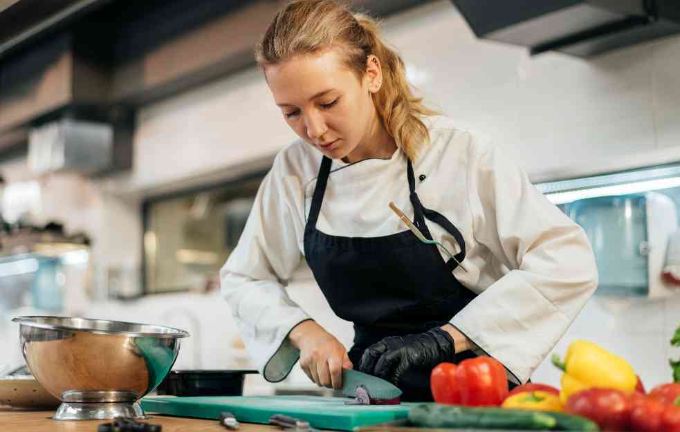 Ni sezonci nisu ono što su nekada bili: Pomoćni radnik u kuhinji očekuje 1.322 evra