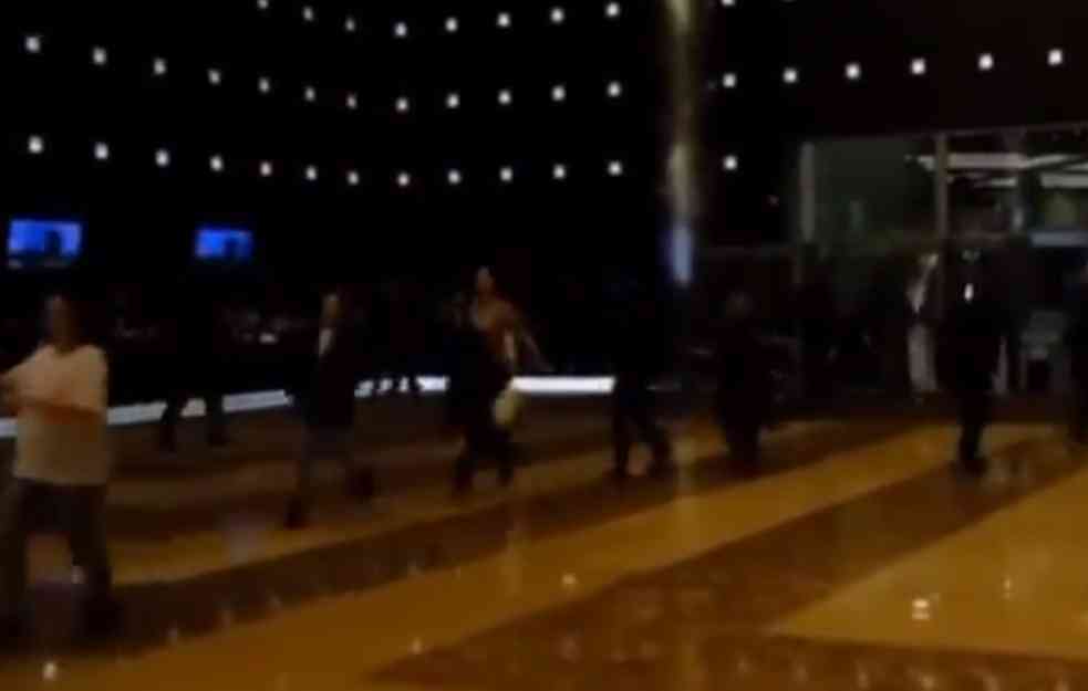 TRENUCI UŽASA U MOSKVI: Ljudi panično beže dok terorista puca na njih! (UZNEMIRUJUĆI VIDEO)