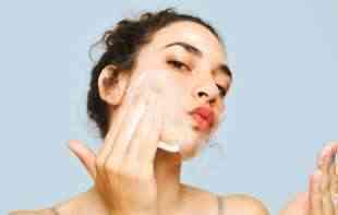 Najefikasniji metod: Evo zašto ne smete izostavljati balzame za skidanje šminke 