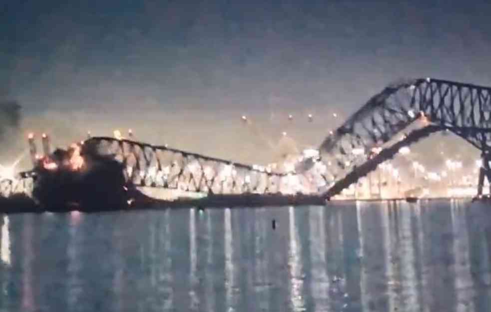 BROD SRUŠIO MOST: Automobili padali u reku, neviđena drama u Baltimoru (VIDEO)