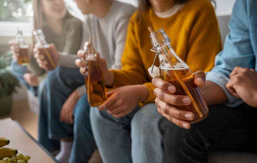 Preko 50 ljudi preminulo trovanjem alkoholom: Preko njih 100 završilo u bolnici