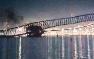 NOVI STRAVIČNI SNIMCI! Momenat udara broda u most: U reku upadali i ljudi i <span style='color:red;'><b>voz</b></span>ila (VIDEO)