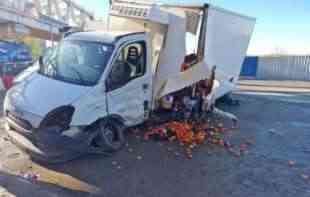 UŽASAN SUDAR KOD VRBASA: BMW smrskan u sudaru se sa kamionom (FOTO)