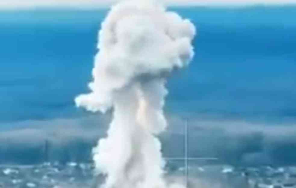 RUSI PRVI PUT UPOTREBILI MONSTRUOZNU BOMBU! Velika Pisarovka posle napada u ruševinama, stub dima visok kilometar! (VIDEO)