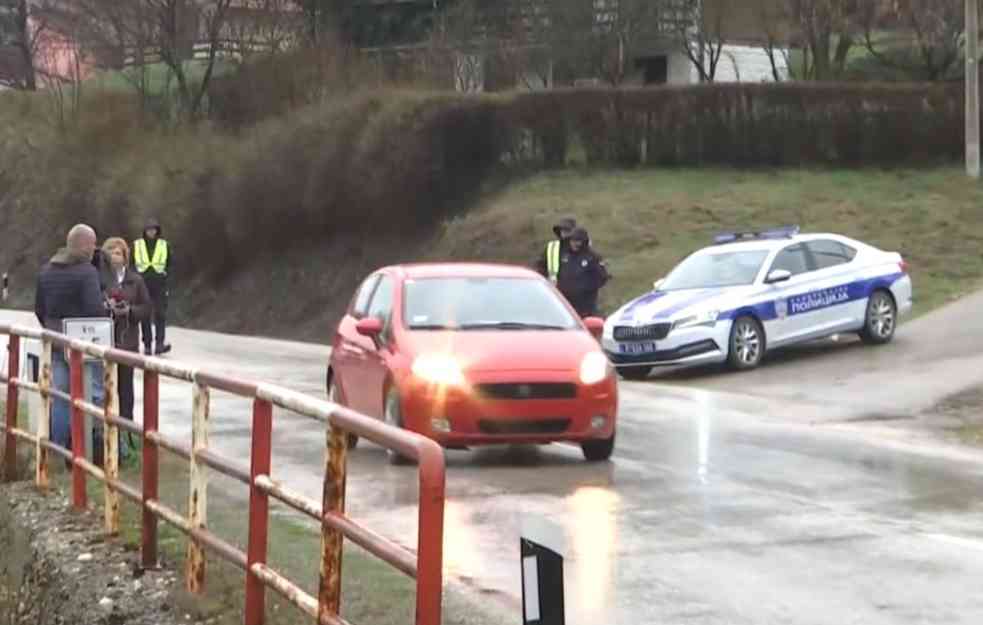 POLICIJA LEGITIMIŠE NA ULAZU U BORSKO BANJSKO POLJE: Patrole u selu u kojem je nestala Danka Ilić!