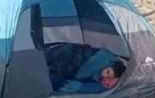 ZASTRAŠUJUĆ SNIMAK ŠIRI SE INTERNETOM: Turista spava u šatoru, a pored njega <span style='color:red;'><b>ZVERI</b></span>NA (VIDEO)