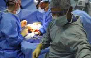 Prvi pacijent sa presađenim svinjskim bubregom pušten iz <span style='color:red;'><b>bolnice</b></span> samo 2 nedelje nakon operacije