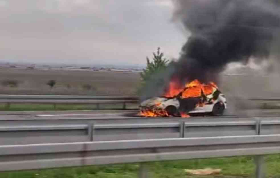 Zapaljen automobil na putu ka Beškoj: Ceo izgoreo (VIDEO)