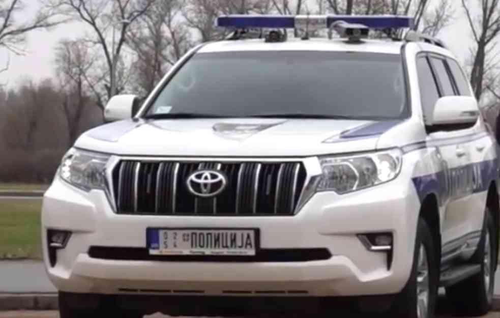 Drama na Novom Beogradu: Bušio gume na automobilu, pokušao da ga zapali, pa nasrnuo na vlasnika vozila!