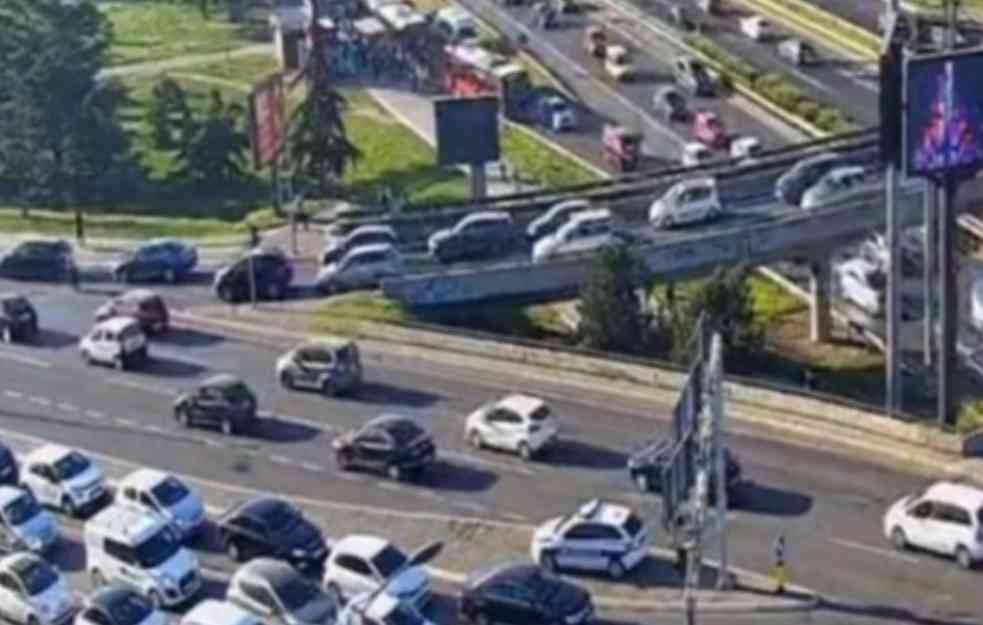 KILOMETARSKA KOLONA NA AUTO-PUTU: Jutarnji špic u Beogradu, gužve na Gazeli i Pančevačkom mostu (FOTO)