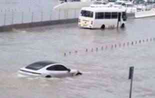 HAOS U DUBAIU: Sve poplavljeno, apokaliptične scene (VIDEO)