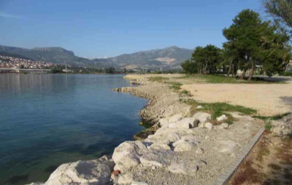Hrvatska plaža puna kancerogenog azbesta: Ljudi se kupaju bez prigovora