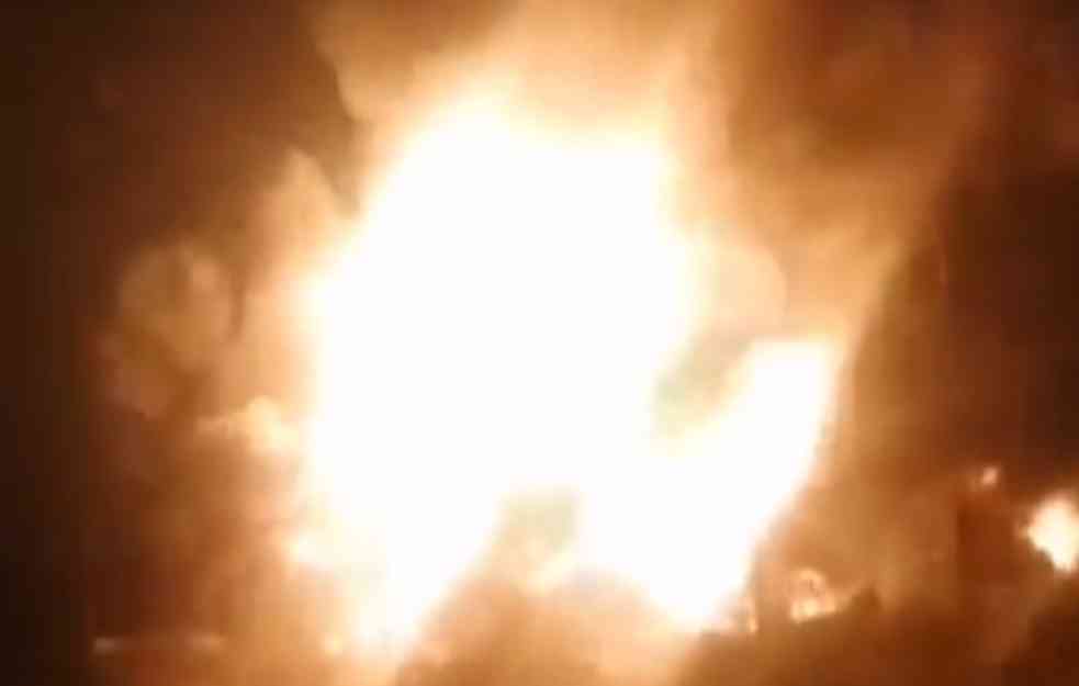 VELIKI NAPAD DRONOVIMA NA RUSIJU: Pogođeno skladište nafte u Smolensku, ima mrtvih! (VIDEO)