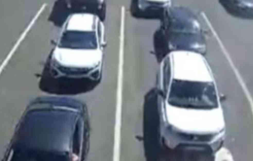 Automobili na Gradini na izlazu čekaju dva sata