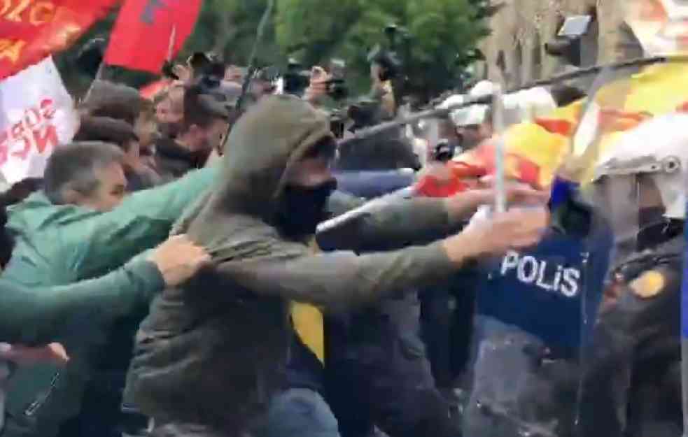 HAOS U TURSKOJ! Besna rulja krenula na policiju, uhapšeno preko 200 ljudi (VIDEO)